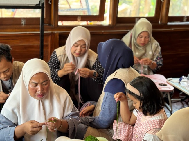 Merajut Asa Perempuan Desa Cijayanti Siap Tembus Festival UMKM 2025